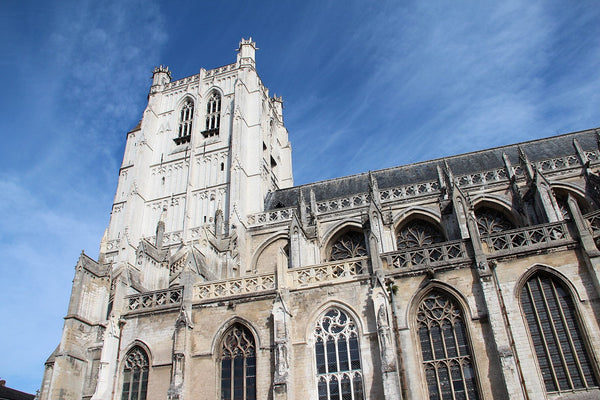 Tour occidentale massive et nef de la cathédrale Notre-Dame de Saint-Omer, exemple majeur du gothique flamboyant du Nord