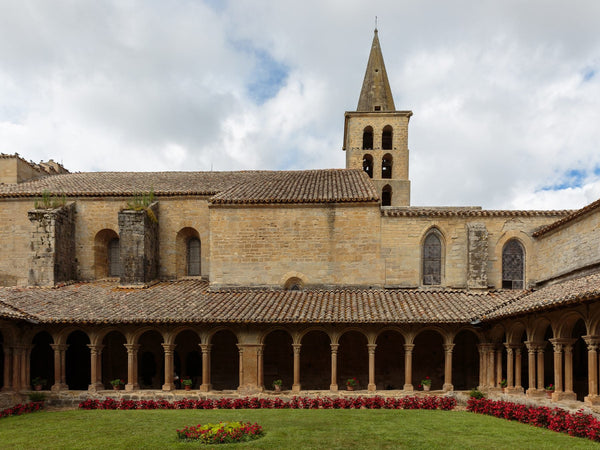 Façade de l'ancienne cathédrale abbatiale bénédictine de Saint-Papoul dans l'Aude, siège épiscopal créé en 1317.
