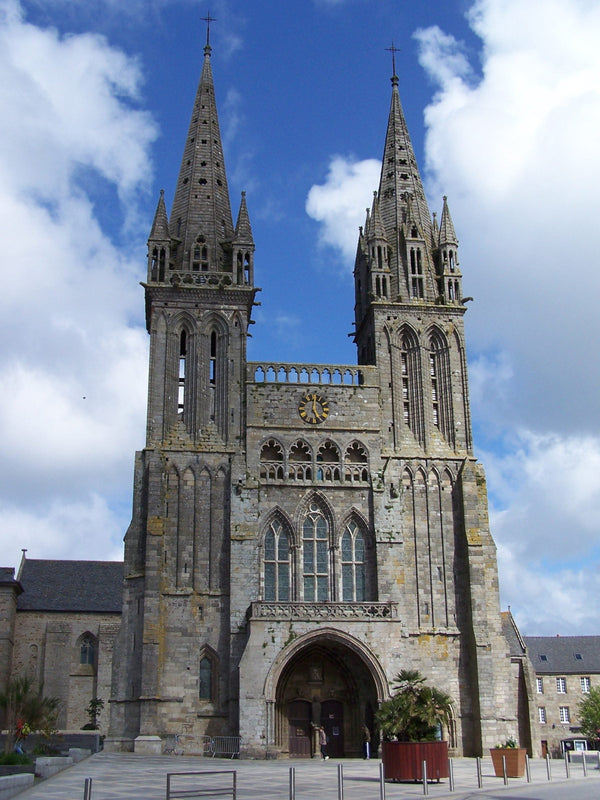 Façade occidentale de la cathédrale Saint-Paul-Aurélien de Saint-Pol-de-Léon, deux tours gothiques en granit breton.