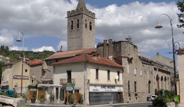 Vue occidentale de l'ancienne cathédrale Saint-Pons de Saint-Pons-de-Thomières, abbatiale romane fortifiée de l'Hérault.