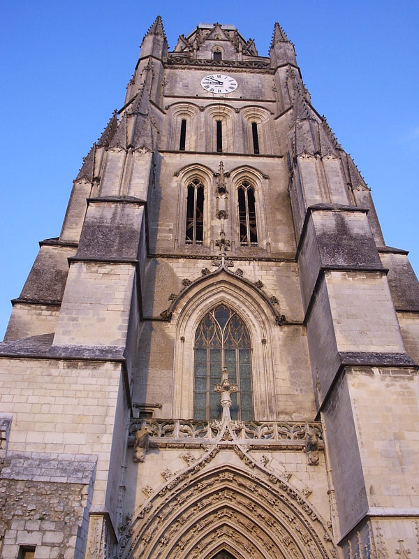 Façade occidentale de la cathédrale Saint-Pierre de Saintes dominée par sa tour-clocher massive inachevée