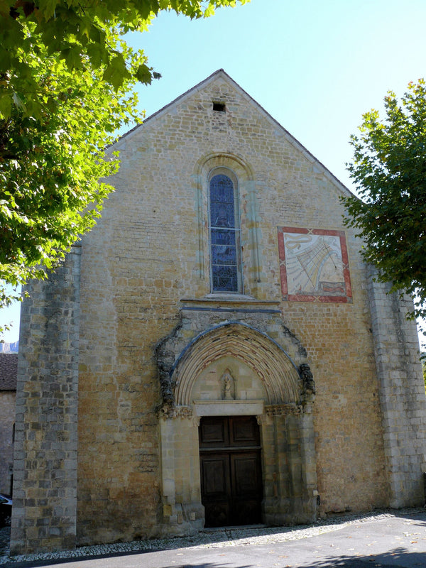 Façade occidentale de la cathédrale Notre-Dame-de-l'Assomption de Senez, édifice roman provençal de la fin du XIIe siècle aux pierres dorées par le soleil