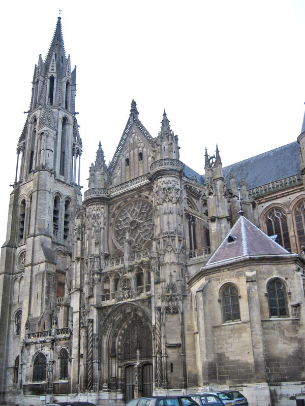 Façade gothique de la cathédrale Notre-Dame de Senlis avec sa flèche du XIIIe siècle culminant à 78 mètres
