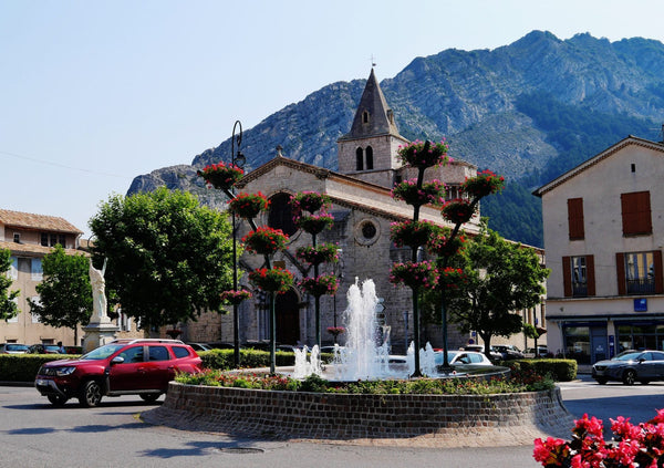 Façade de la cathédrale Notre-Dame-des-Pommiers de Sisteron, édifice roman du XIIe siècle aux influences lombardes