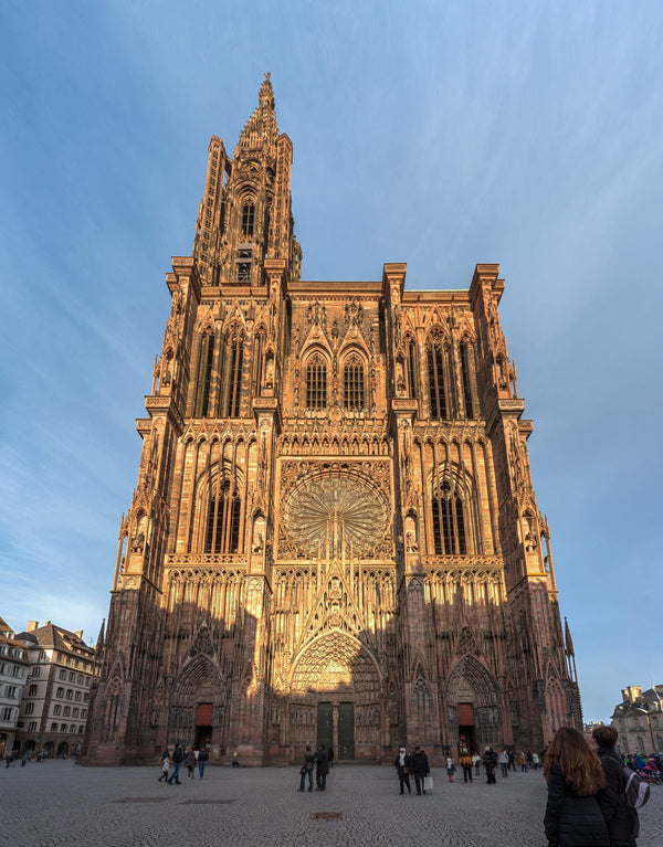 Façade occidentale de la cathédrale Notre-Dame de Strasbourg avec sa flèche unique de 142 mètres