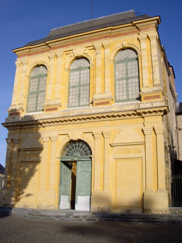 Façade composite de la cathédrale Notre-Dame-de-la-Sède de Tarbes, austère brique rose et appareillage roman.