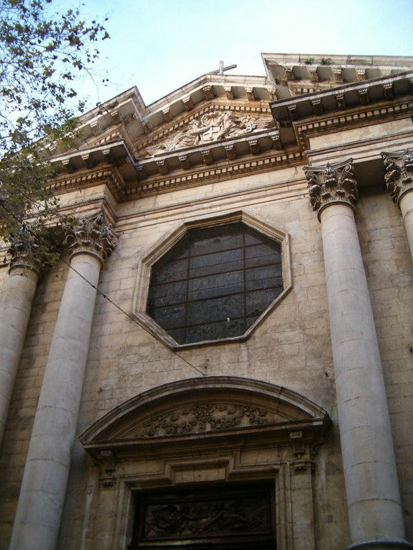 Façade classique de la cathédrale Notre-Dame-de-la-Seds de Toulon, élévation symétrique en pierre claire (1696-1701).