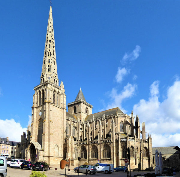 Vue extérieure de la cathédrale Saint-Tugdual de Tréguier, gothique breton et tour romane Hastings