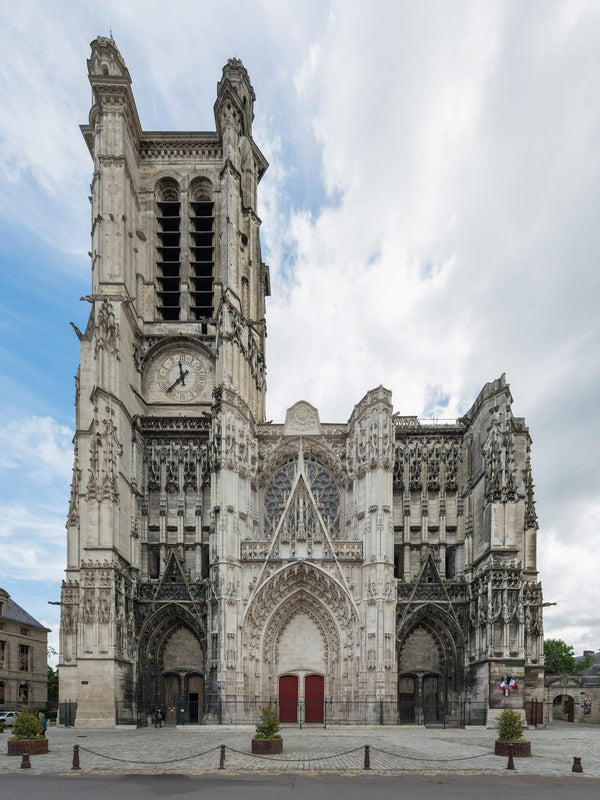 Façade occidentale gothique de la cathédrale Saint-Pierre-et-Saint-Paul de Troyes avec son unique tour Saint-Pierre