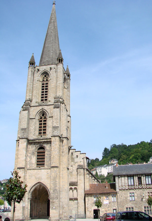 Cathédrale Notre-Dame de Tulle, façade et tour-clocher gothique limousin sur fond de ciel