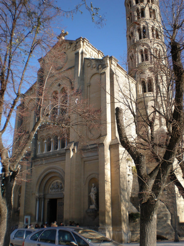 Façade classique XVIIe siècle de la cathédrale Saint-Théodorit d'Uzès, reconstruite après destructions huguenotes.