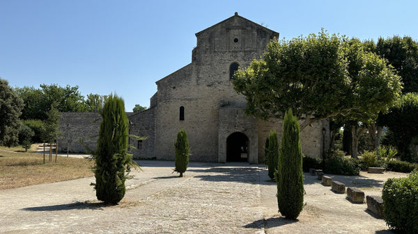 Façade en pierre de la cathédrale Notre-Dame-de-Nazareth de Vaison-la-Romaine, édifice roman provençal du XIIe siècle.