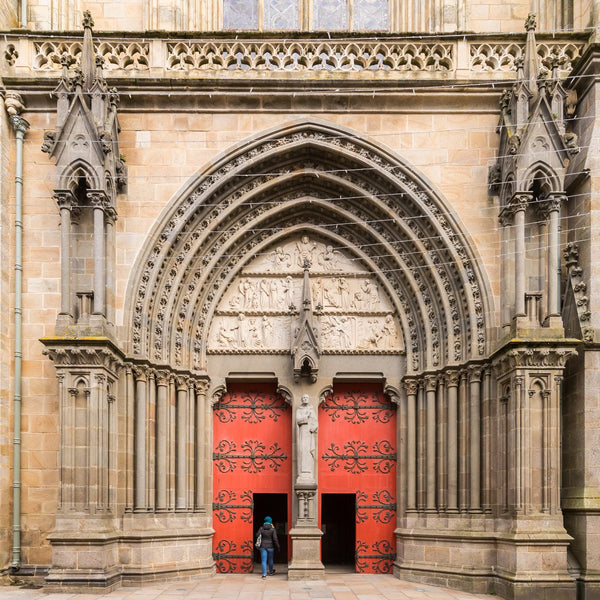 Portail de la façade occidentale de la cathédrale Saint-Pierre de Vannes, décor gothique sur la place Saint-Pierre.
