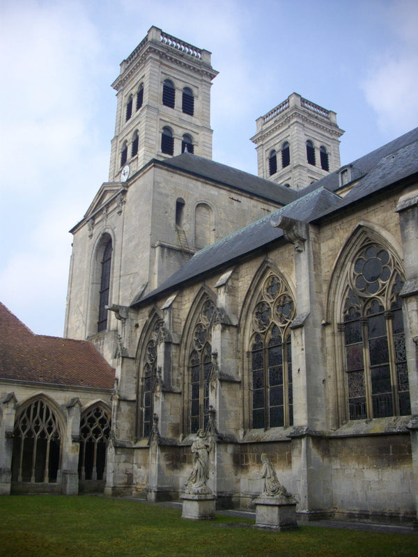 Tours de la cathédrale Notre-Dame de Verdun vues depuis le cloître, monument historique de plan rhénan