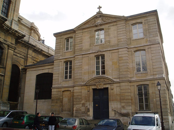 Vue latérale de la façade classique de la cathédrale Saint-Louis de Versailles édifiée par Hardouin-Mansart de Sagonne au XVIIIe siècle