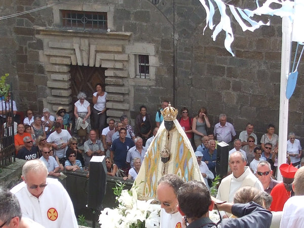 Procession des Pénitents Blancs portant la Vierge Noire dans les rues du Puy