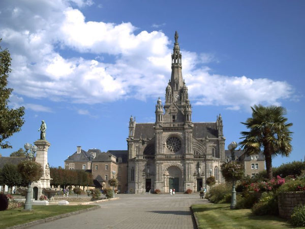 Grand Pardon de Sainte-Anne-d'Auray — 25 et 26 juillet, plus grand rassemblement catholique de Bretagne — illustration : Sainte-Anne-d'Auray (Wikipedia FR)