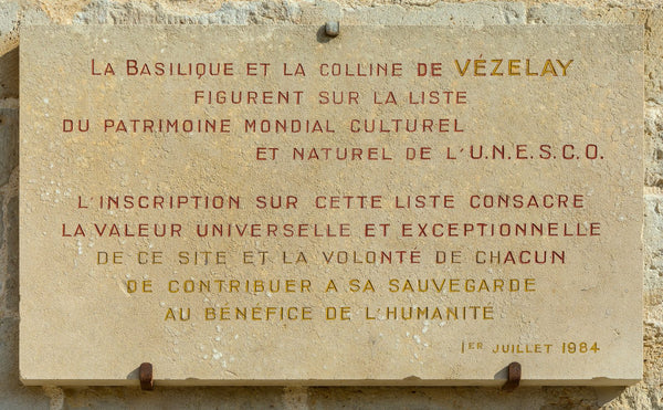 Façade romane de la basilique de Vézelay sur la colline éternelle