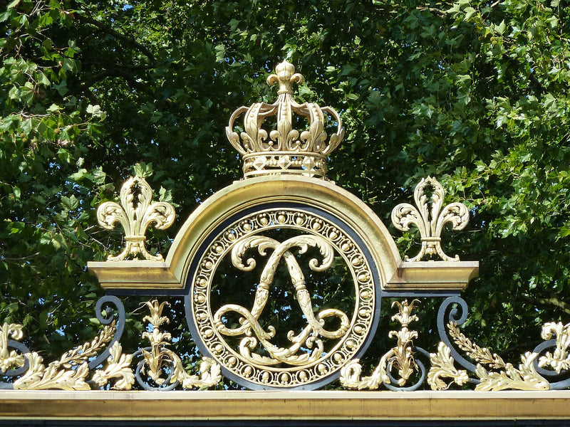 Grille royale ornée de fleurs de lys, à Versailles