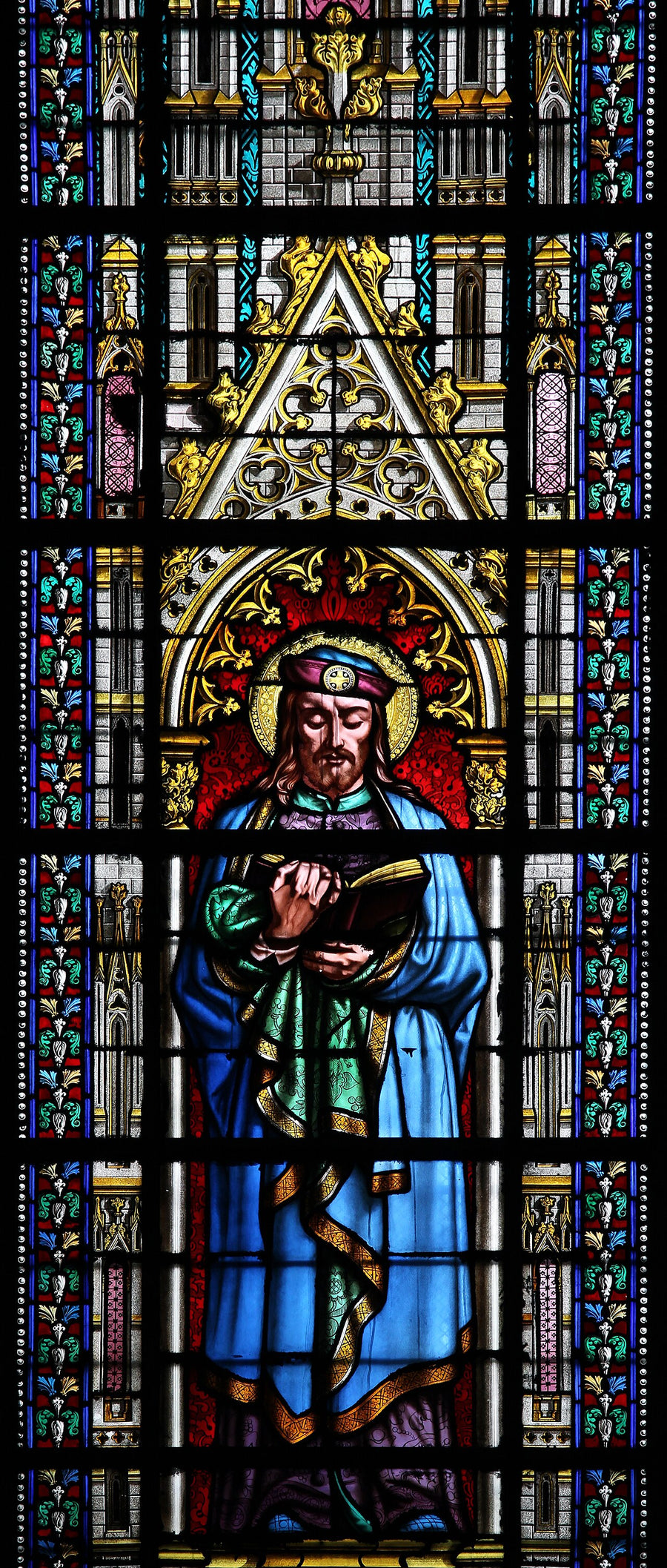 Saint Prosper d'Aquitaine tenant un livre, vitrail de 1854, basilique Sainte-Clotilde à Paris