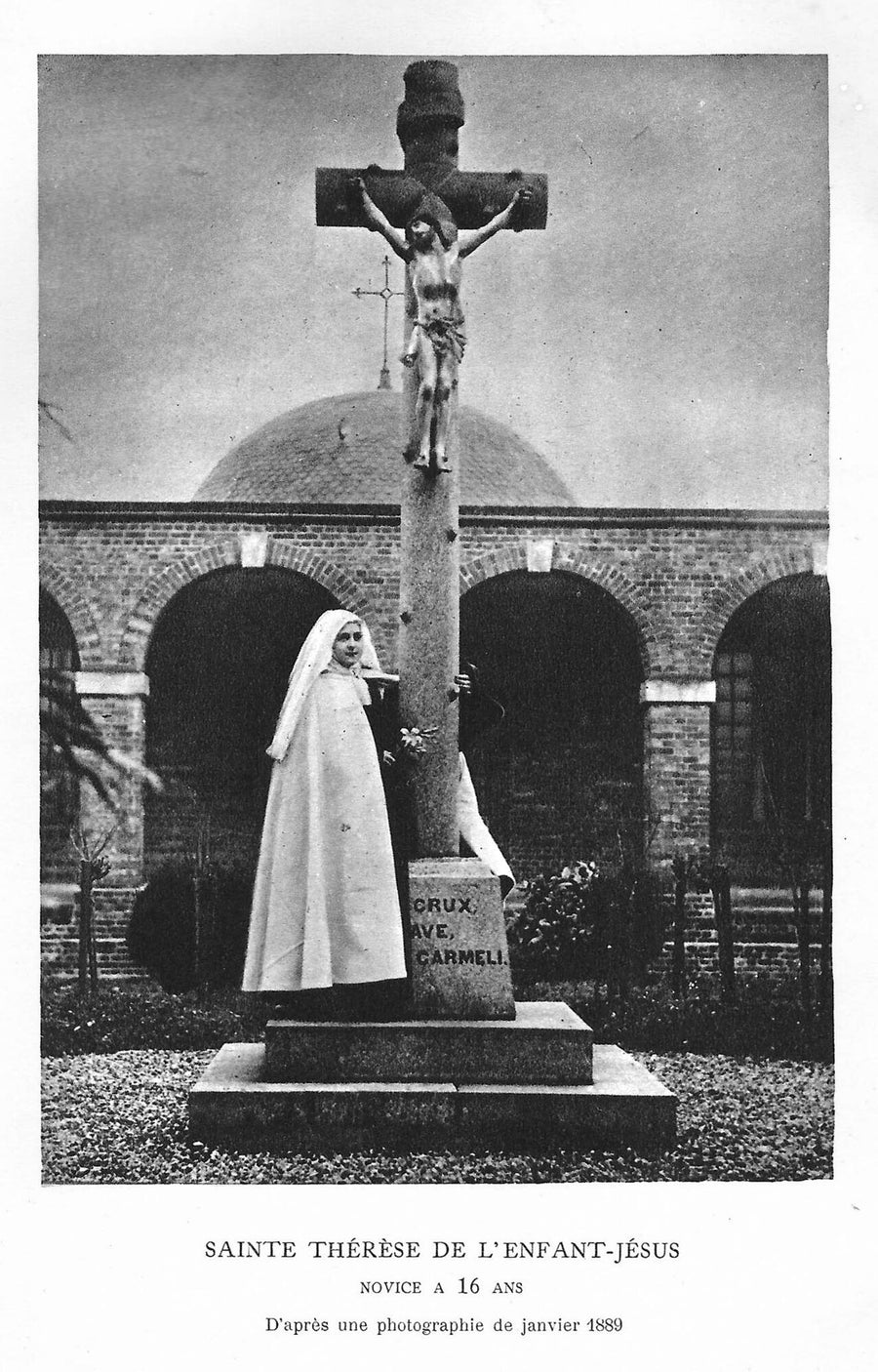 Sainte Thérèse de l'Enfant-Jésus novice à seize ans, photographie de janvier 1889 au carmel de Lisieux