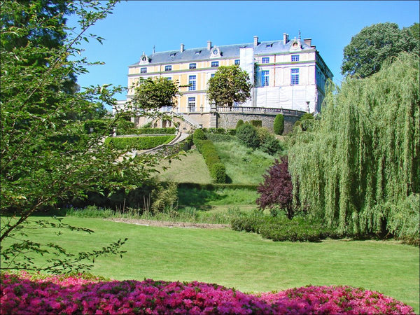 Façade classique du château Colbert de Maulévrier